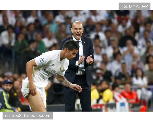 特写：诺伊尔赛后与皇马门将库尔图瓦交换球衣并长时间交谈