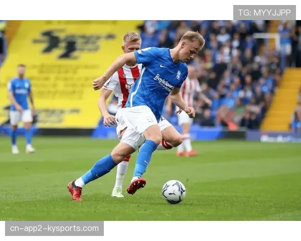 莱切队加练定位球攻防演练,重点强化解围后的快速散开与反击队形 莱切队加练定位球攻防演练,重点强化解围后的快速散开与反击队形